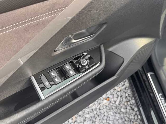 Opel Astra Ultimate Autom. +Leder+Pano. +Rückfahrkam. +PDC+LED+Navi